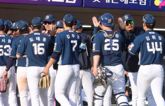 26경기 내리 원정으로 치르고 있는 NC 선수들. 기약 없는 타향살이는 당분간 계속될 전망이다. 연합뉴스