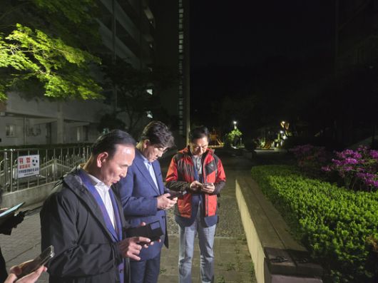 국민의힘 권성동 원내대표(가운데)와 김기현(오른쪽)·박덕흠 의원이 6일 밤 단일화 설득을 위해 김문수 대선후보의 서울 봉천동 자택을 찾아 대기하던 도중 김 후보가 발표한 ‘7일 한덕수 후보와 단독 회동’ 입장문을 읽고 있다. 김기정 기자