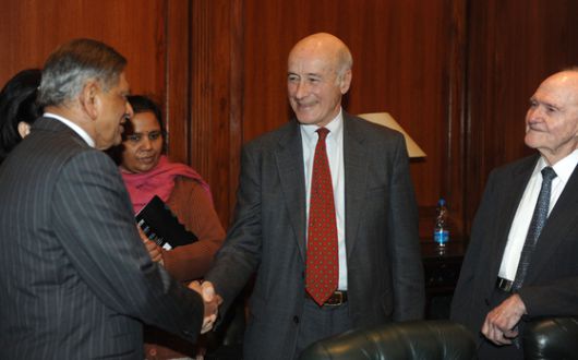 조지프 나이(가운데)가 2011년 1월 13일 인도 뉴델리에서 회의에 참석한 모습. AFP=연합뉴스