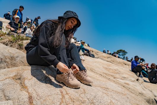 외국인은 서울 등산관광센터에서 등산화·등산복 등의 등산 장비를 저렴하게 빌릴 수 있다. 백종현 기자