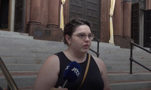 제267대 교황에 미국 일리노이주 시카고 출신 로버트 프레보스트(69) 추기경이 선출된 8일(현지시간) 시카고 대교구 주교좌 성당 ‘거룩한 이름 대성당’에 시민들이 모여들고 있다. EPA=연합뉴스