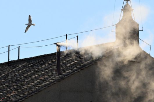 8일 바티칸 광장에서 새 교황의 등장을 기다리는 신자들 .[AP=연합뉴스]