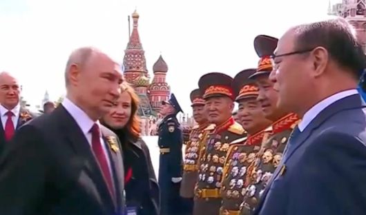 9일 오전 김정은 북한 국무위원장이 러시아 전승절(제2차 세계대전 종전 80주년)을 맞아 딸 주애와 함께 평양 주재 러시아 대사관을 방문했다. 조선중앙통신=연합뉴스