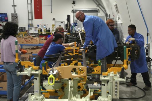 지난해 미국 캘리포니아에 위치한 조비에비에이션 본사에서 연구원들이 전기 수직이착륙기를 조립하는 모습. AP=연합뉴스