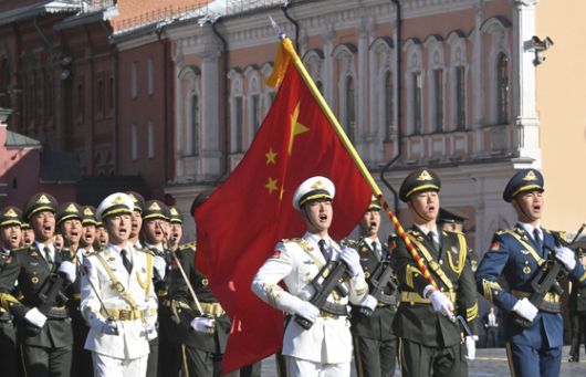 8일 러시아 모스크바 크렘링궁에서 열린 러시아 전승절 80주년 기념 만찬에서 블라디미르 푸틴 러시아 대통령과 시진핑 중국 국가주석이 대화를 나누고 있다. AP=연합