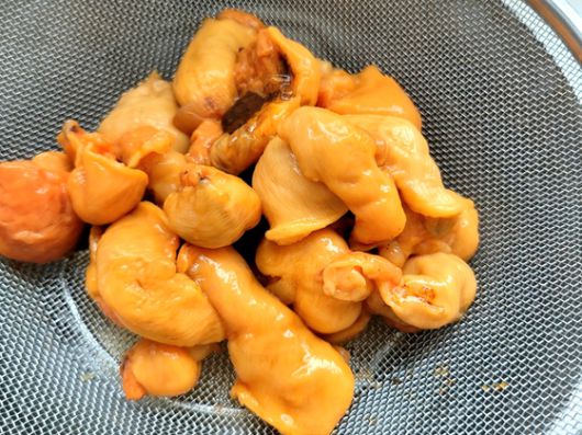 남은 물기를 제거해야, 멍게 본연의 풍미를 제대로 즐길 수 있다. 사진 신혜원