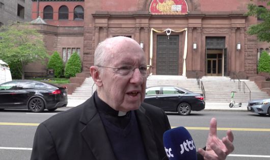 가톨릭 신도 오들리 슈멜저가 8일(현지시간) 워싱턴 DC의 성 마테오 사도 대성당 앞에서 중앙일보ㆍJTBC와 인터뷰하고 있다. 슈멜저는 미국인 출신으로는 처음으로 교황이 된 로버트 프레보스트(69) 추기경을 두고 “훌륭한 선택”이라고 말했다. 김형구 특파원