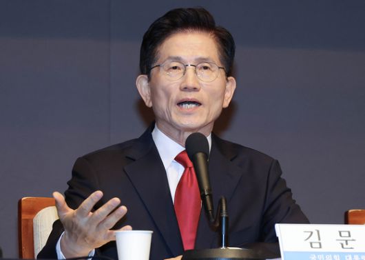 지난달 30일 서울 중구 TV조선에서 열린 제21대 대통령 후보자 결승 토론회에서 ‘한덕수 대통령 권한대행과 단일화는 전당대회 직후여야 한다고 생각하는지?’라는 사회자 질문에 김문수 예비후보는 O, 한동훈 예비후보는 △를 표한 모습. TV조선 캡처