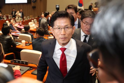 김문수 국민의힘 대통령 후보가 9일 서울 여의도 국회에서 열린 의원총회에서 꽃다발을 받은 뒤 기념 촬영하고 있다. 왼쪽부터 권영세 비대위원장, 김 후보, 권성동 원내대표. 김 후보는 지도부를 향해 "무소속을 당 후보 만들려 불법부당 수단 동원, 중단하라"며 입장을 밝힌 뒤 의총장을 떠났다. 뉴스1