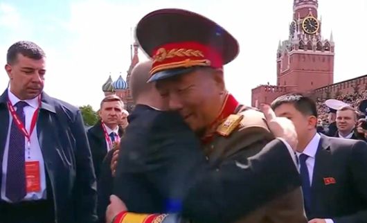 9일(현지시간) 러시아 모스크바 붉은광장에서 열린 전승절 행사에서 블라디미르 푸틴 러시아 대통령이 북한 군인들과 차례로 악수하고 있다. 왼쪽부터 김영복 총참모부 부총참모장(군 상장), 이창호 총참모부 부총참모장 겸 정찰총국장(상장), 불상(중장), 김명철 총참모부 작전국 부국장(중장), 신홍철 주러시아 북한 대사. TVBS 화면 캡처