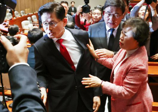 김문수 국민의힘 대통령 전 후보가 9일 서울 여의도 국회에서 열린 의원총회에서 ″무소속을 당 후보 만들려 불법부당 수단 동원, 중단하라″며 입장을 밝힌 뒤 의총장을 떠나자 의원들이 김 전 후보의 퇴장을 말리고 있다. 뉴스1