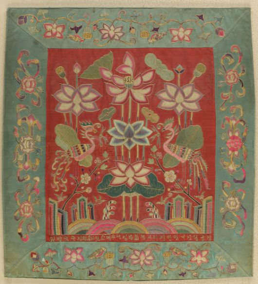 자수 상궁청신녀명 연화봉황문 방석(서울시 유형문화유산). 사진 서울공예박물관
