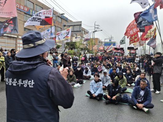 10일 전국농민회총연맹 전봉준투쟁단이 서울 금천구에서 ‘내란농정 청산 농어업대개혁 실현 범시민대회’를 개최하고 있다. 김성진 기자