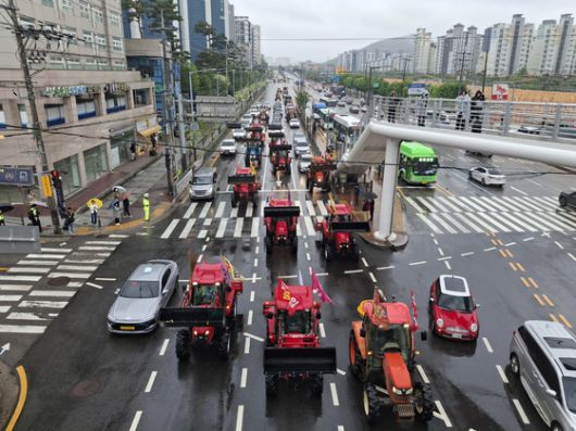 10일 오후 1시쯤 전국농민회총연맹 전봉준투쟁단의 트랙터 상경 시위대가 서울 금천구 방향으로 향하고 있다. 김성진 기자