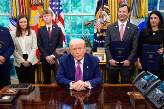 도널드 트럼프 미국 대통령이 9일(현지시간) 백악관에서 행정명령에 서명한 뒤 기자들의 질문에 답변하고 있다. EPA=연합뉴스