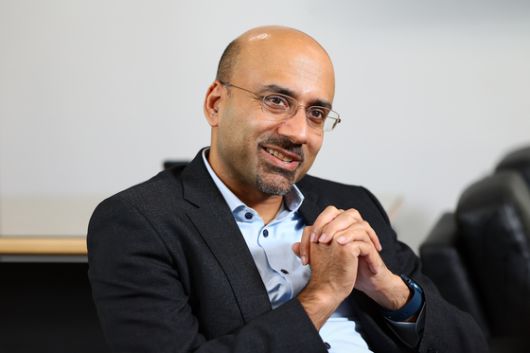 제16회 조락교경제학상 수상을 위해 방한한 아티프 미안(Atif Mian) 미국 프린스턴대 경제학과 석좌교수가 지난 8일 연세대학교 대우관에서 중앙일보와 인터뷰하고 있다. 김현동 기자