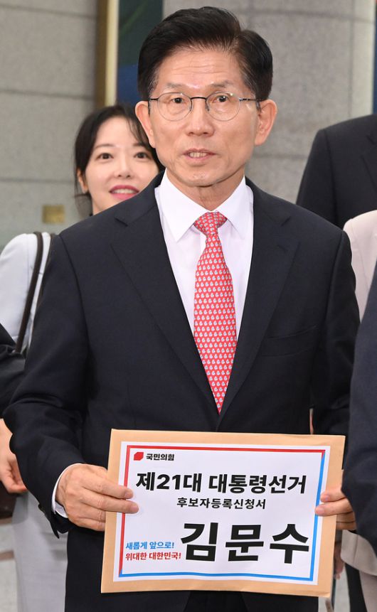 김문수 국민의힘 대선 후보가 11일 오후 국회에서 열린 의원총회에 참석해 큰절을 하고 있다. 김성룡 기자