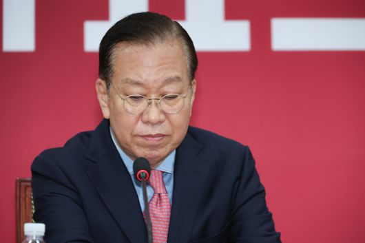 국민의힘 김문수 대선 후보가 10일 서울 양천구 서울남부지방법원에서 열린 당의 후보 선출 취소 가처분신청 사건 심문 기일에 출석한 뒤 법정을 나서며 발언하고 있다. 연합뉴스