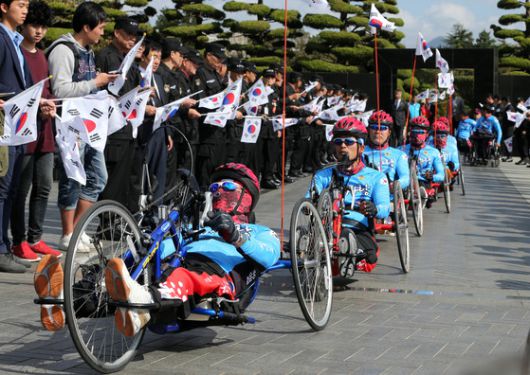 중증장애 상이용사들이 국토대장정에 도전하고 있다. [연합뉴스]