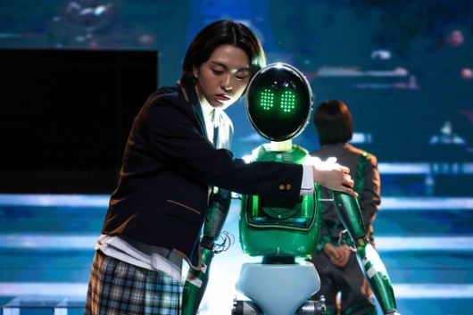 지난해 국립극단에 오른 연극 '천 개의 파랑'. 국립극단 최초로 로봇 배우가 무대에 주연 데뷔해 인간 배우들과 호흡을 맞췄다. 사진 국립극단