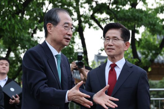 권영세 국민의힘 비상대책위원장이 10일 서울 여의도 국회에서 김문수 대통령 후보 자격 취소·한덕수 예비후보 입당 및 대선후보 등록 과정에 대해 기자회견을 하고 있다. 뉴스1