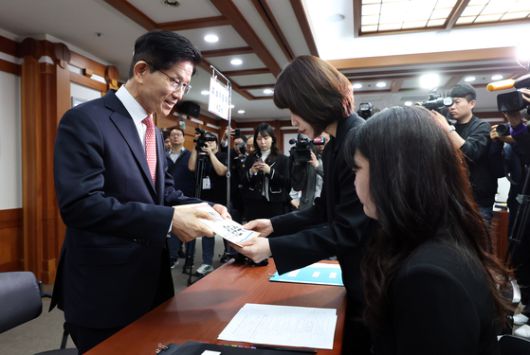 김문수 국민의힘 대선 후보가 공식 선거운동 개시를 하루 앞둔 11일 경기 과천시 중앙선거관리위원회에 도착해 후보자 등록 장소로 향하고 있다. 김성룡 기자