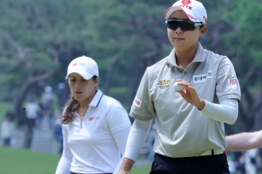 아람코 챔피언십 최종 3라운드에서 환호하는 갤러리에게 인사하는 김효주. 연합뉴스