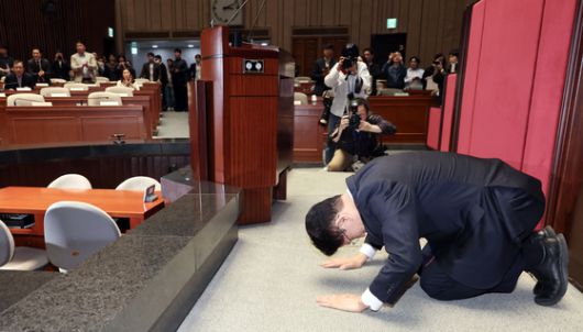 국민의힘 김문수 대선 후보와 한덕수 전 국무총리가 11일 국민의힘 당사에서 만나 포옹하고 있다.연합뉴스