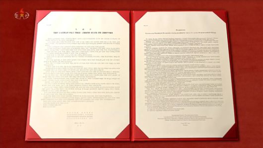 김정은 북한 국무위원장이 지난 9일 러시아 전승절 80주년을 맞아 주북 러시아 대사관을 방문해 노동당 중앙위원회, 국무위원회, 최고인민회의 상임위원회, 내각이 러시아 지도부와 국민에게 보내는 '공동축하문'을 특명전권대사에게 직접 전달했다고 조선중앙TV가 10일 보도했다. 조선중앙TV 캡처, 연합뉴스