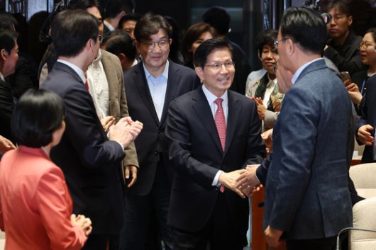 김문수 국민의힘 대선후보가 11일 오후 서울 여의도 국회에서 열린 의원총회에 참석했다. 뉴스1