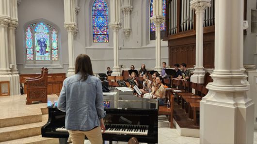 10일(현지시간)교황 레오 14세의 모교인 미국 펜실베이니아 빌라노바대학의 성당에서 학생들이 교황 선출 후 첫번째 일요일 미사에 사용할 음악을 연습하고 있다. 빌라노바=강태화 특파원