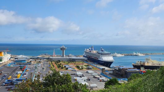 10일 오전 7시 제주항에 입항한 제주항에는 9만t급 ‘셀러브리티 밀레니엄’호. 사진 제주도