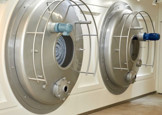 우수한 발효유 제조를 위해 최상의 배양액을 완성해 시럽과 혼합하는 과정을 보여주는 배양·조합탱크 모형.