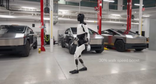 테슬라의 휴머노이드 로봇 옵티머스 2세대가 사이버 트럭 앞을 걸어가는 모습. 사진 테슬라 유튜브 캡쳐