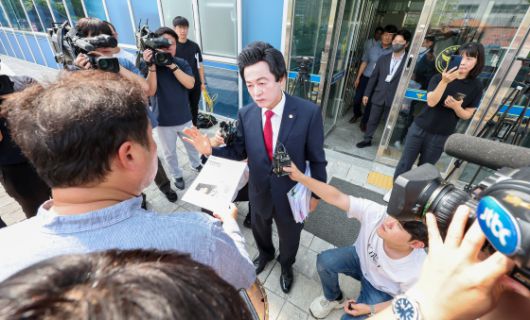 허경영 국가혁명당 명예대표가 지난해 7월 19일 경기 의정부 경기북부경찰청에서 열리는 '신도 성추행' 혐의와 관련 2차 조사에 출석하며 입장 발표를 하고 있다. 뉴스1