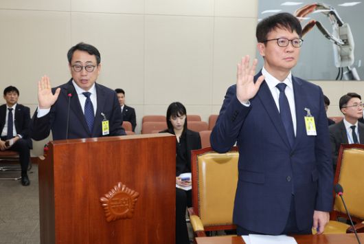 유영상 SK텔레콤 대표이사(왼쪽)가 지난 8일 오후 서울 여의도 국회 과학기술정보방송통신위원회에서 열린 SK텔레콤 해킹 관련 청문회에 출석해 증인 선서를 하고 있다. 오른쪽은 류정환 SK텔레콤 부사장. 뉴스1