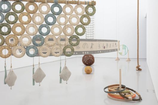 수공예로 제작된 조각 작품이 놓인 전시장 모습. [사진 아트선재센터]