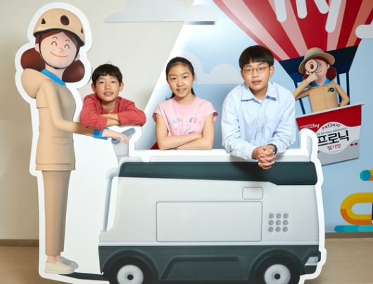 국내 1호 발효유 야쿠르트가 어떻게 만들어지는지 알아보기 위해 hy 평택공장을 찾은 소중 학생기자단이 프레시 매니저 포토존에서 기념사진을 남겼다.