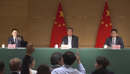 11일(현지시간) 주 제네바 국제무역기구 중국 대표처에서 랴오민(왼쪽) 중국 재정부 부부장, 허리펑(가운데) 부총리, 리청강(오른쪽) 국제무역담판대표가 이틀간 열린 미·중 경제무역 협상 성과를 밝히는 기자회견에서 답변하고 있다. AP=연합뉴스
