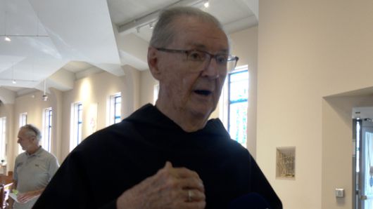 10일(현지시간)교황 레오 14세의 모교인 미국 펜실베이니아 빌라노바대학의 성당에서 진행된 미사에서 신도들이 교황과 세계 평화를 위해 기도하고 있다. 빌라노바=강태화 특파원