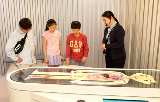 박혜경(오른쪽) 도슨트의 설명을 들으며 야쿠르트 피콘을 이용해 몸 구석구석 건강 정보도 살펴봤다.