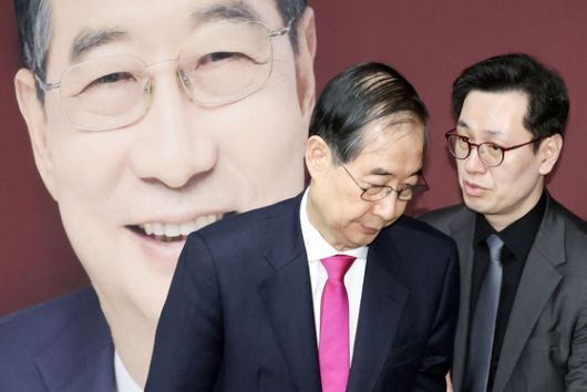 김문수 국민의힘 대선후보와 한덕수 무소속 예비후보가 8일 국회 강변서재 앞뜰에서 만나 단일화와 관련된 대화를 하고 있다. 국회사진기자단