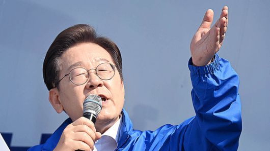더불어민주당 이재명 대선 후보가 6·3 대통령선거 공식 선거운동 첫날인 12일 서울 광화문 청계광장에서 열린 중앙선대위 출정식 및 첫 유세에서 "지금은 이재명"이라는 문구가 붙은 운동화를 신고 있다. 2025.5.12 연합뉴스