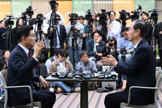 김문수 국민의힘 대통령 후보 대리인인 김재원 비서실장(왼쪽)과 한덕수 무소속 대선 예비후보 대리인인 손영택 전 국무총리 비서실장이 9일 서울 여의도 국회에서 열린 단일화 협상 관련 회동을 마치고 각각 브리핑을 하고 있다. 이날 단일화 협상은 결렬됐다. 뉴스1