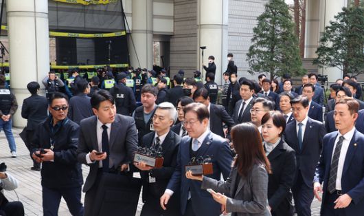 지난 3월 26일 법원에 출석하는 이재명 더불어민주당 후보. 주요 피고인의 주요 사건 기일엔 사전에 정해진 취재기자 2인의 접근을 허용하면서도, 법원 방호인력과 경찰 등 경호인력이 밀착해 동선을 경호한다. 연합뉴스