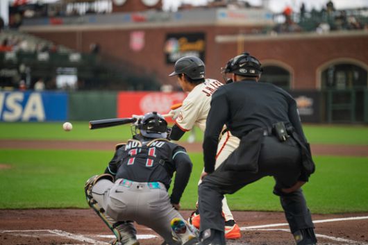 1회 첫 타석에서 기습 번트를 시도하는 이정후. 로이터=연합뉴스