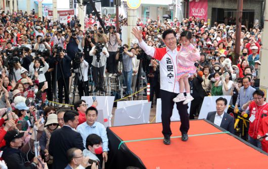 김문수 국민의힘 대선 후보가 13일 오후 울산 남구 신정시장을 찾아 시민들과 인사하고 있다. 임현동 기자