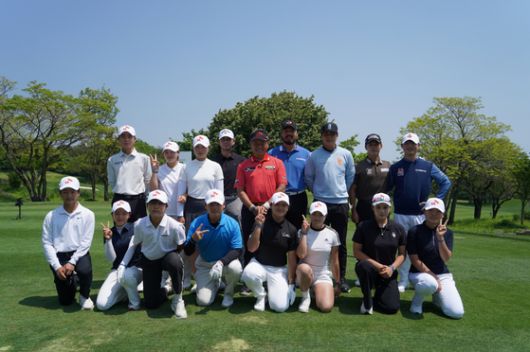 KPGA 투어 SK텔레콤 오픈의 사전 이벤트로 12일 제주 핀크스 GC에서 열린 유망주 멘토링 프로그램 '재능나눔 행복라운드' 참가자들. 사진 프레인스포츠