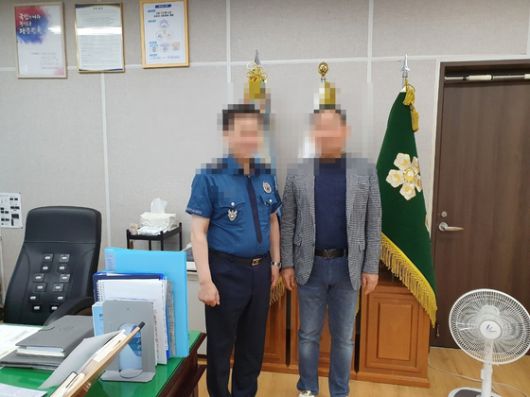 사건 브로커 성모씨가 경찰 간부(치안감)와 집무실에서 찍은 사진. 성씨는 경찰 고위직과의 친분을 과시하며 사건 수사를 무마하고, 경찰 인사에 개입한 혐의로 징역형을 선고 받았다. 사진 독자