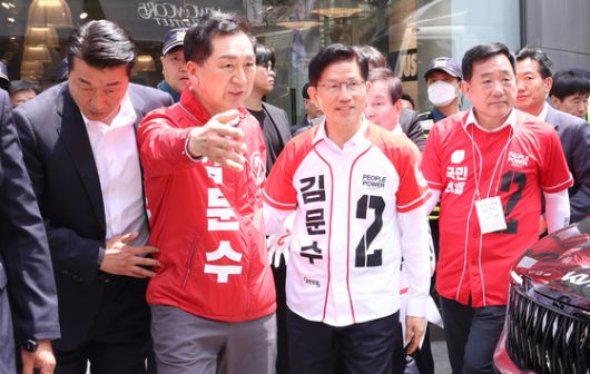 김기현 국민의힘 울산시당 총괄선대위원장과 김문수 국민의힘 대선 후보가 13일 오후 울산 남구 뉴코아아울렛 앞에서 이동하고 있다. 임현동 기자